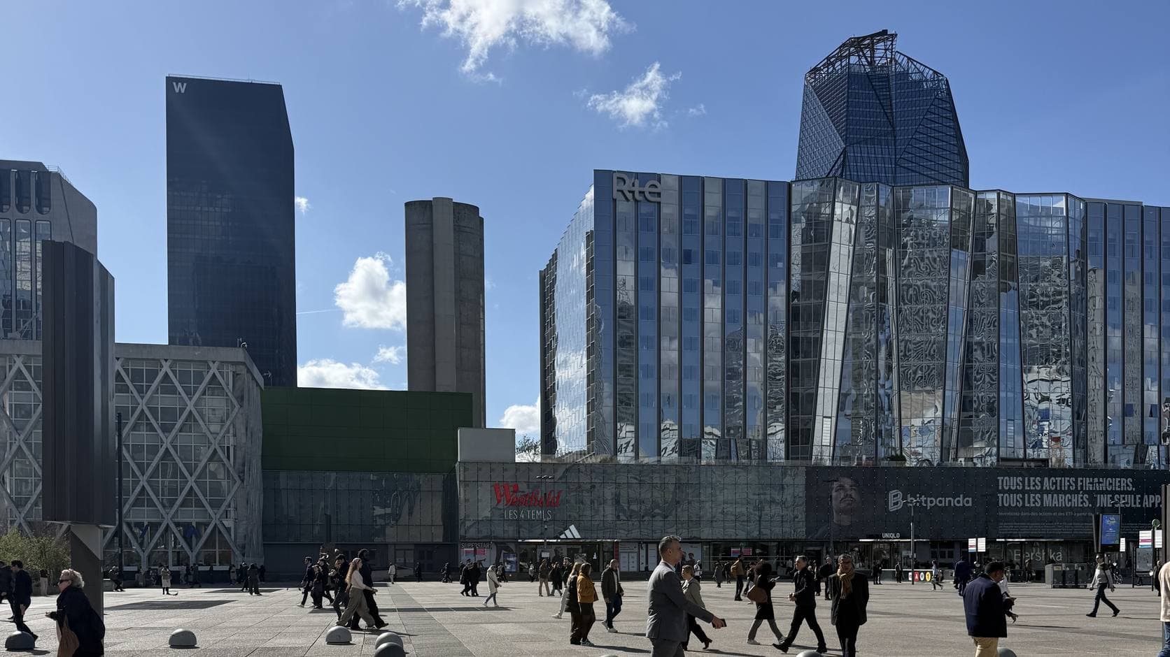 L'esplanade de La Défense à Paris, ses tours et ses passants en costume, un jour de semaine.